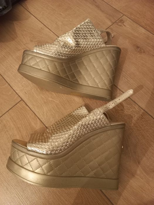 Продам сандали на танкетке