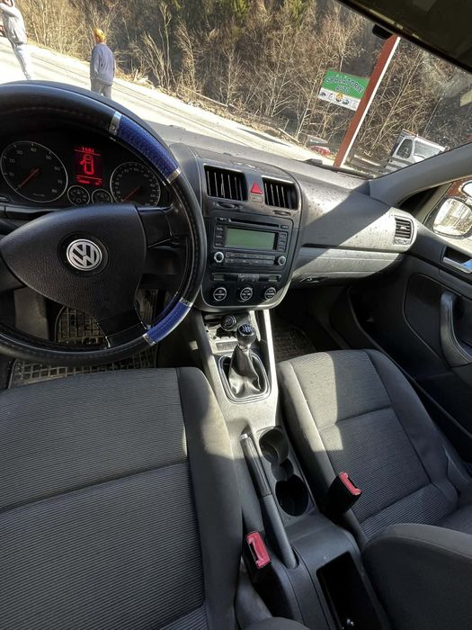 Vând golf 5 1.6 benzina an 2006