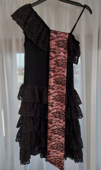 Rochiță pe un umăr