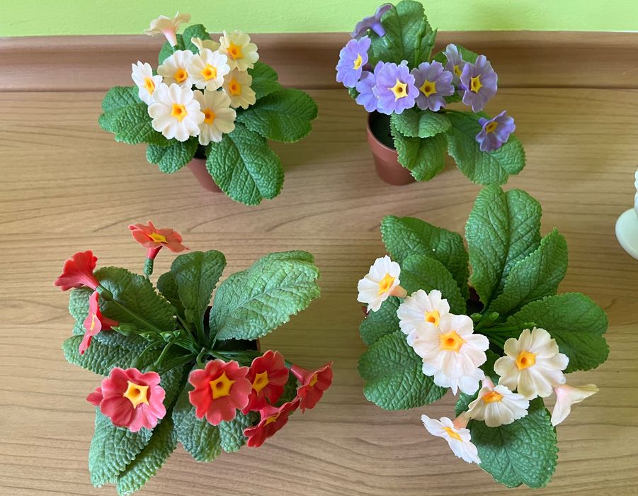 Саксии и вазички с изкуствени цветя лот за 35 лв.