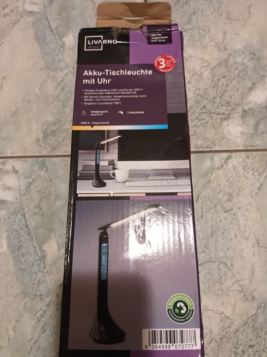 Офис лампа нова с кабел към компютър