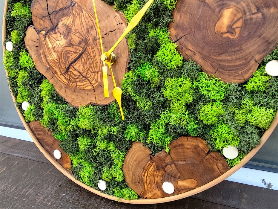 Часовник със скандинавски мъх и масивно дърво