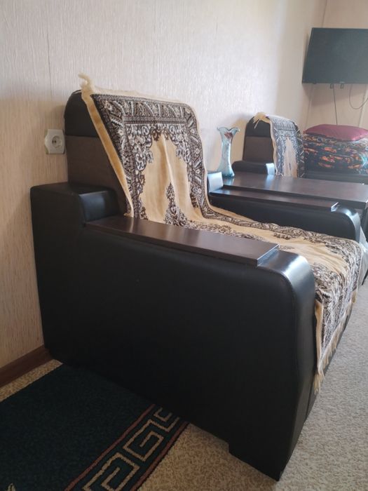 Кресло в хорошем состоянии и журнальный столик на колёсах