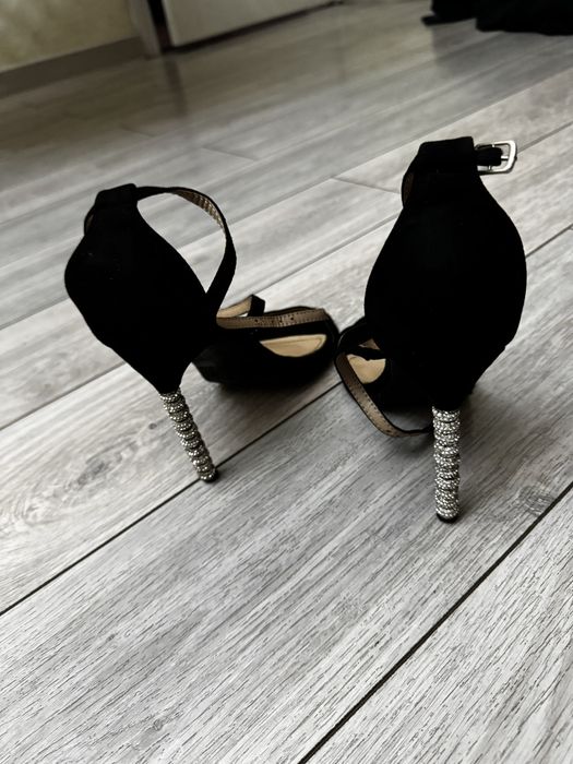 3000 каблуки за каждую пару