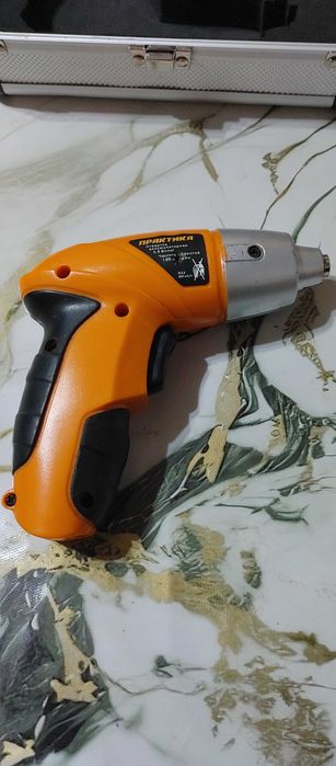 Продам акумуляторая электро атвертка полный набор