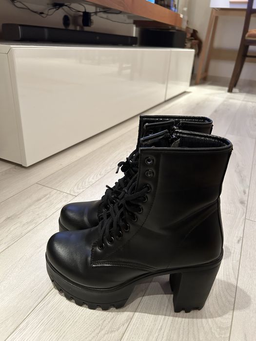 Черни боти на ток