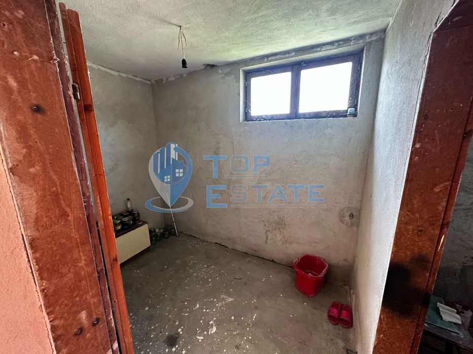 Двуетажна тухлена къща с хубава локация в село Борово, област Русе