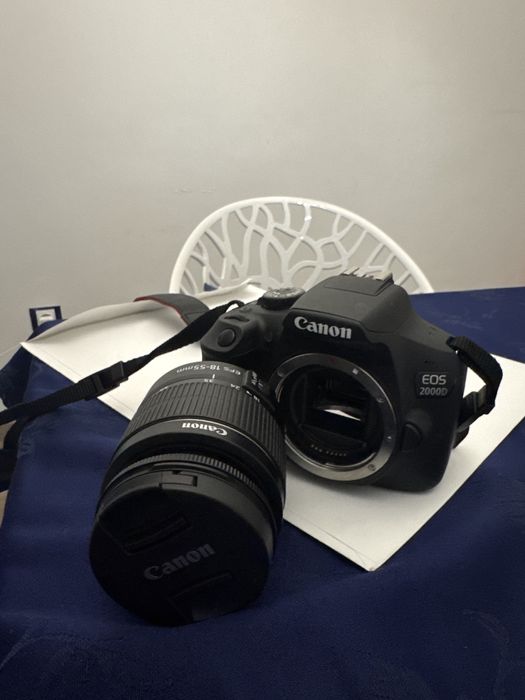 Фотоапарат EOS 2000D + чанта подарък