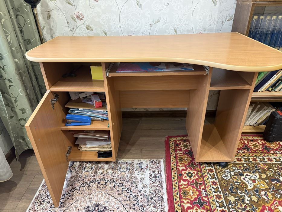 Компьютерный стол в хорошем состоянии
