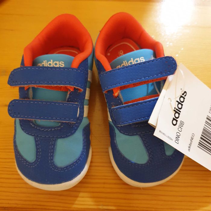 Детски обувки и буйки различни размери