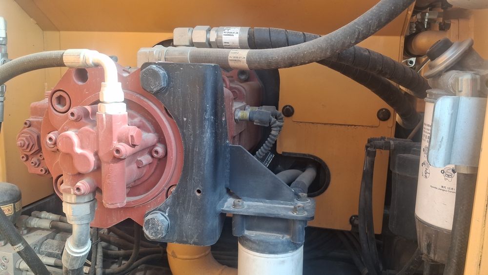 Гусеничный экскаватор