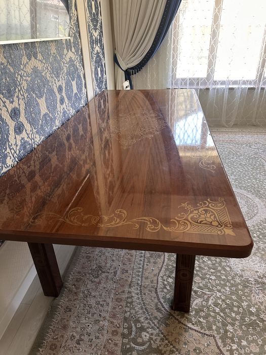 Стол в гостиную