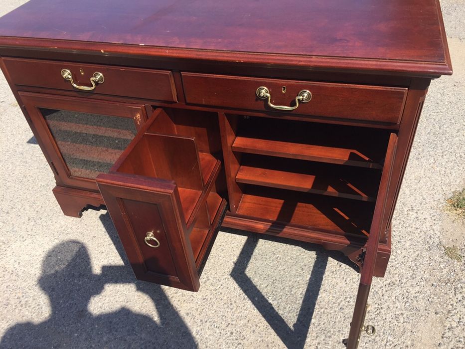 Музикален шкаф   DREXEL CHERRY PLASMA 52") WIDE