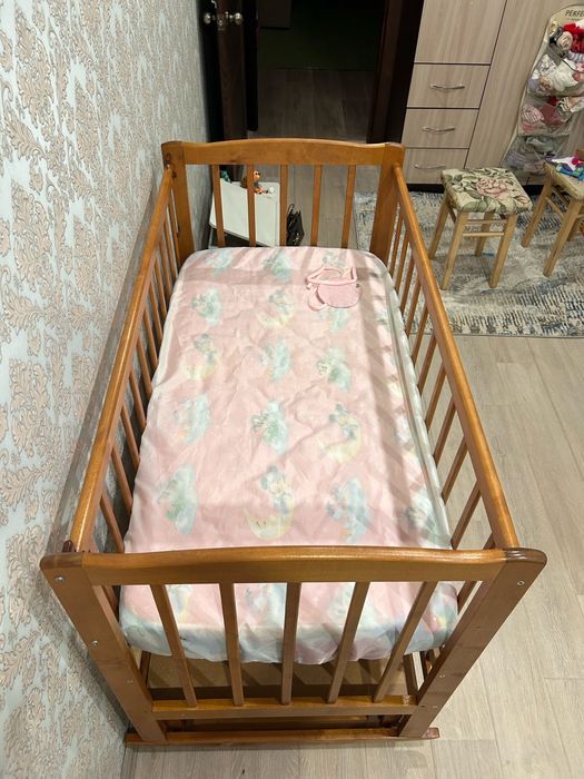 Кроватка с маятником и матрасом за