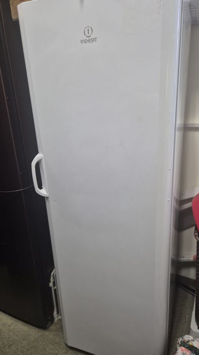 Vând congelator Indesit