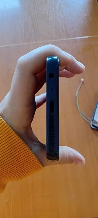 Vănd samsung a05s cu mici zgârieturi cu tot cu husa cutia originală si cablu