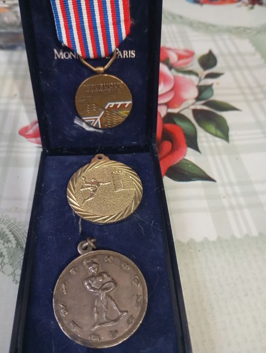 Vând 3 medalii și 86 de monede vechi