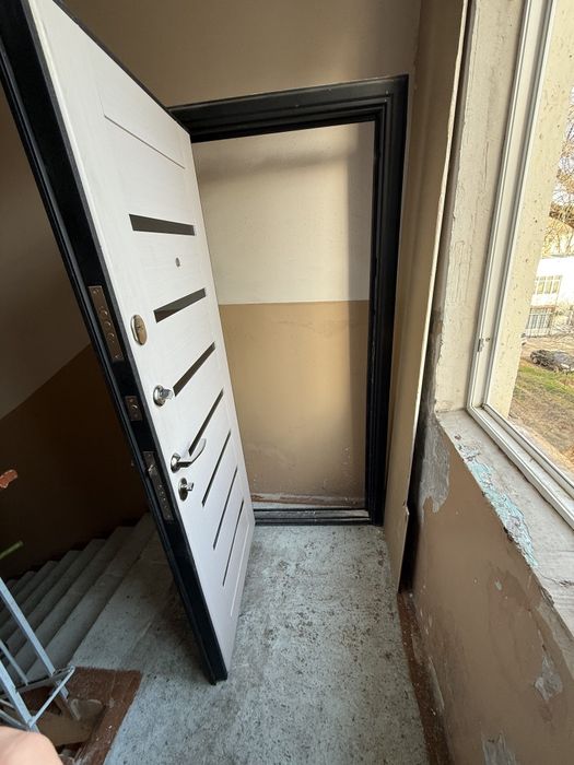 Продаю дверь входную, 1 петля сломана