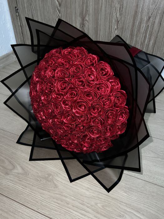 Премиум букет със сатенени рози и персонално