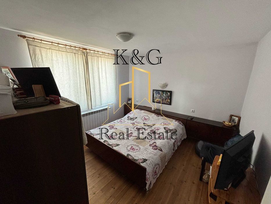 Етаж от къща в кв " Варош "