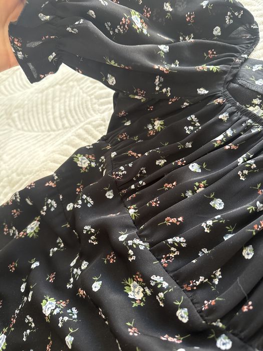 Платье  черного цвета с цветами