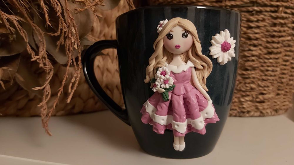 Cadou pentru sotie/iubita cana papusa fimo handmade blonda