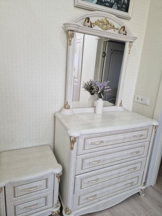 Продам комод с зеркалом и тумбочкой