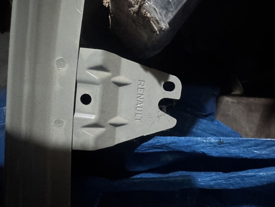 Левое крыло на Ларгус и Рено Логан