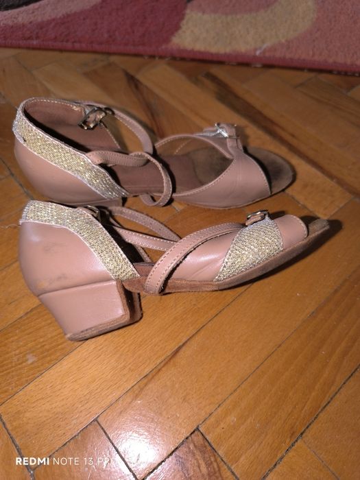 Pantofi dans fete