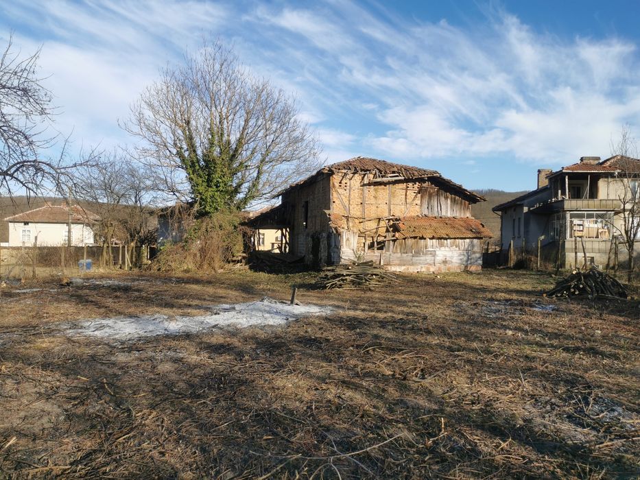 Къща със селскостопанскиа постройка и дворно място 1300кв.м в с. Горна