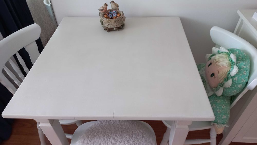 Masa alb-crem din lemn