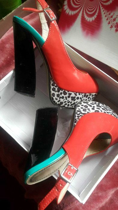 Разни яки обувки