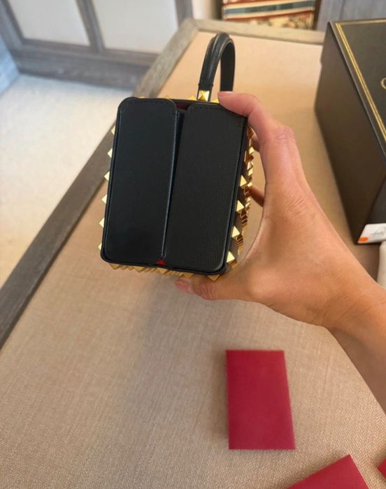 Valentino Garavani Rockstud Alcove Box Bag в отлично състояние.