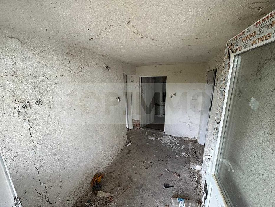 Двуетажна къща в село Копривец