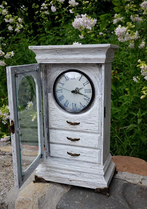 Настолен винтидж часовник , с три чекмеджета .