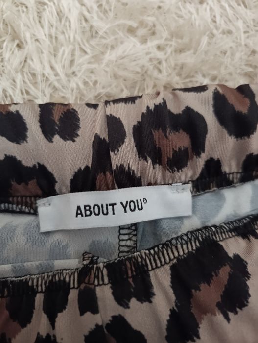 Панталон с леопардов принт ABOUT YOU - широк