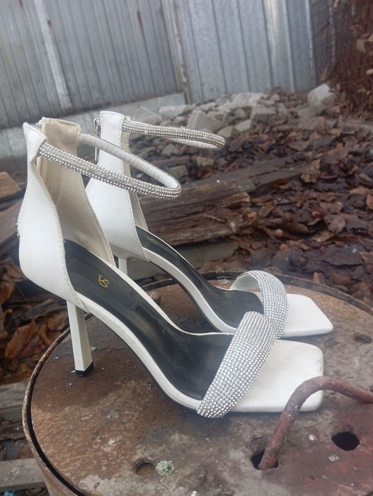 Туфли б.у отдам пишите на Ватсап