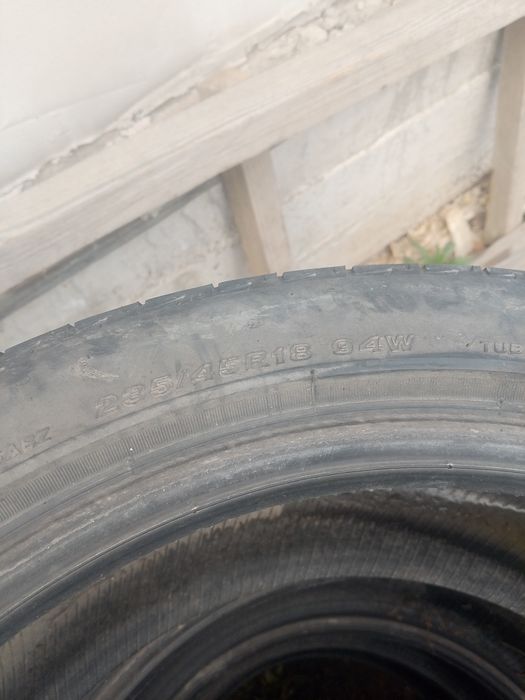 Продам резину 235/45/18