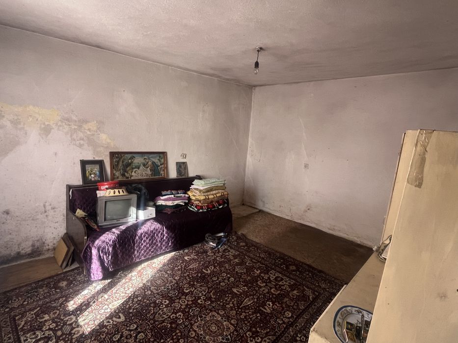 Къща с двор и втора самостоятелна жилищна сграда