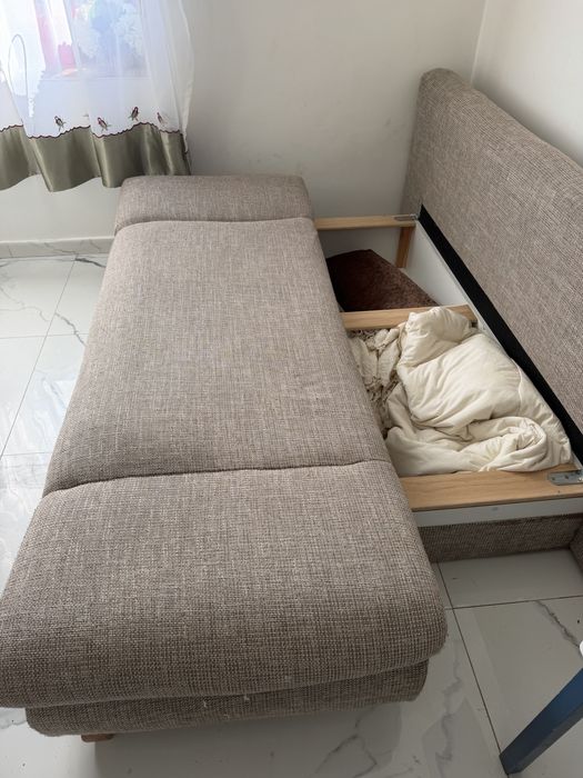 Vând canapea extensibilă în stare foarte bună folosită de câteva luni