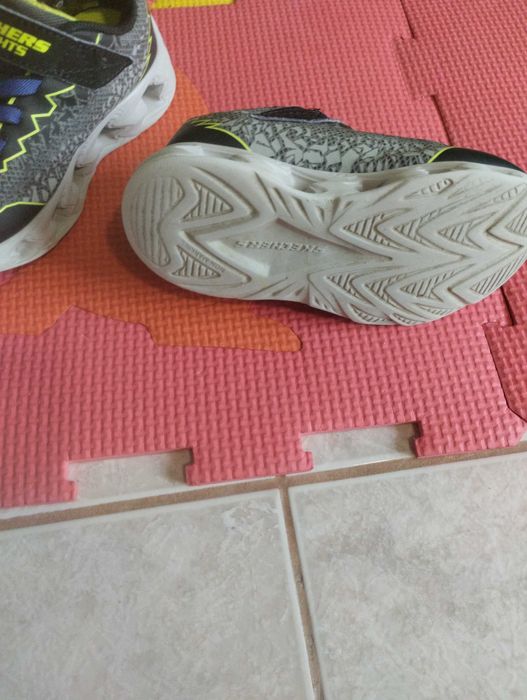Детски маратонки Skechers 25номер светещи