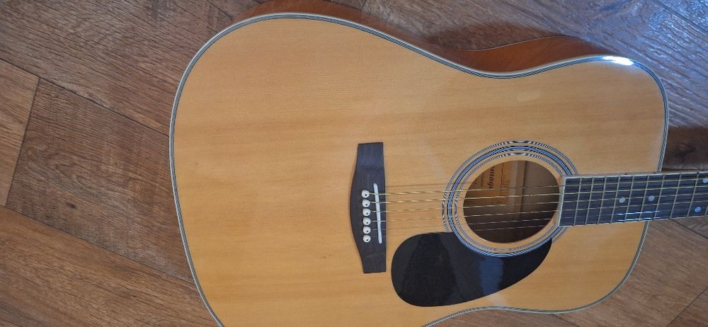 Гитара акустическая.