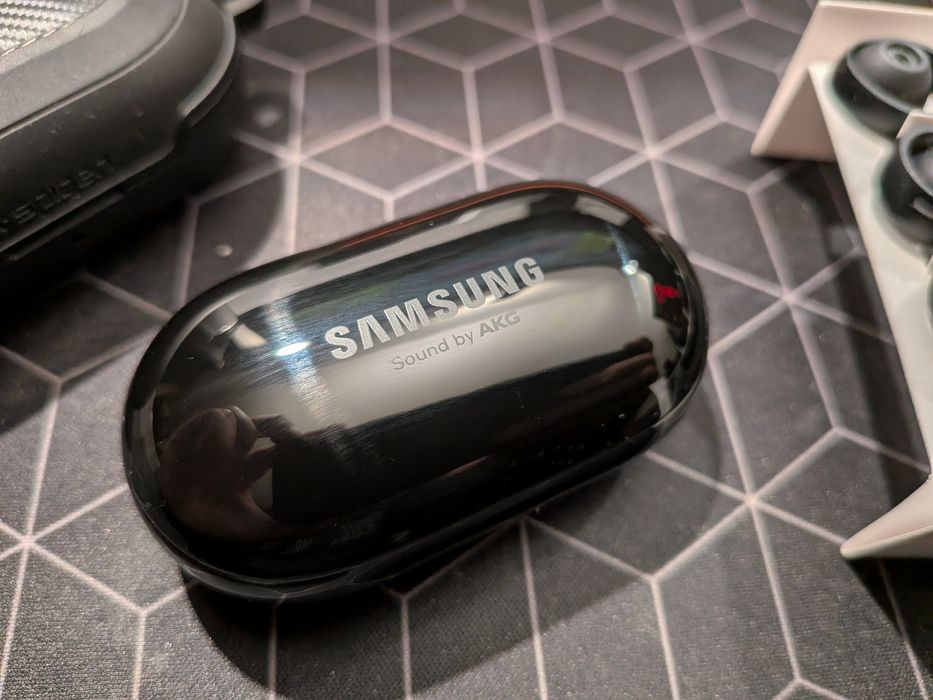 Căști wireless Samsung Galaxy Buds Plus + husa Spigen