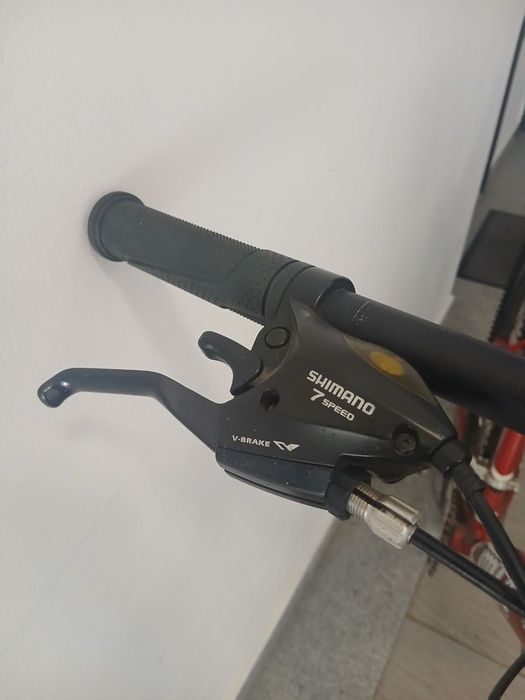 bicicletă DHS Davilo, culoare roșu/bordo, model MTB, cu roți de 26”.