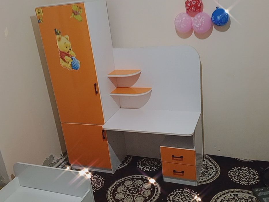 Yangi bolalar shkafi stol bilan, sabzirangda juda chiroyli mebel