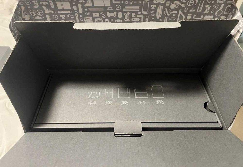 PlayStation 5 30th Anniversary Limited Edition Bundle + 2 броя лимитирани контролери и зарядна станция