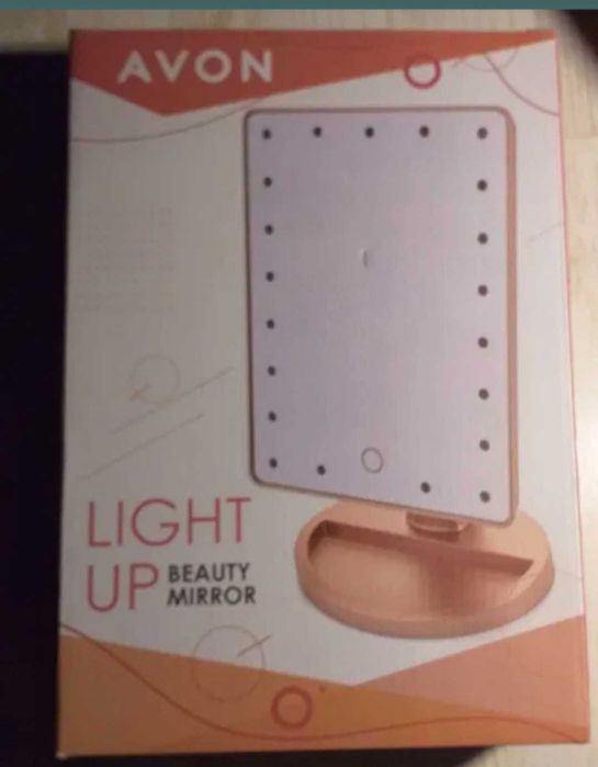 Oglindă prevăzută cu LED pentru machiaj