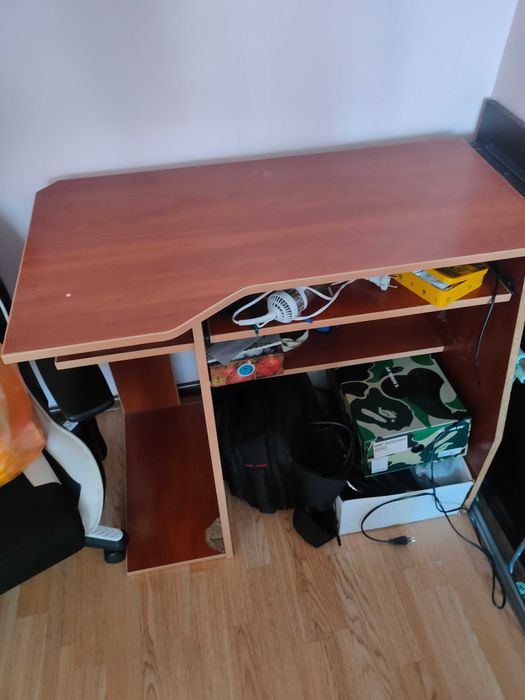 Компьютерный стол хорошем состоянии