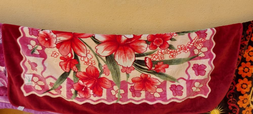 Qizil  adyol sotiladi