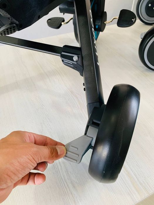 Новая расскладная  велоколяска спинка откидывается